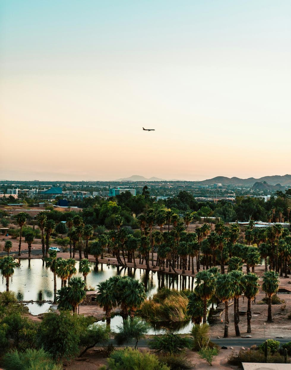 Phoenix 市中心街道上的輕軌與行人
